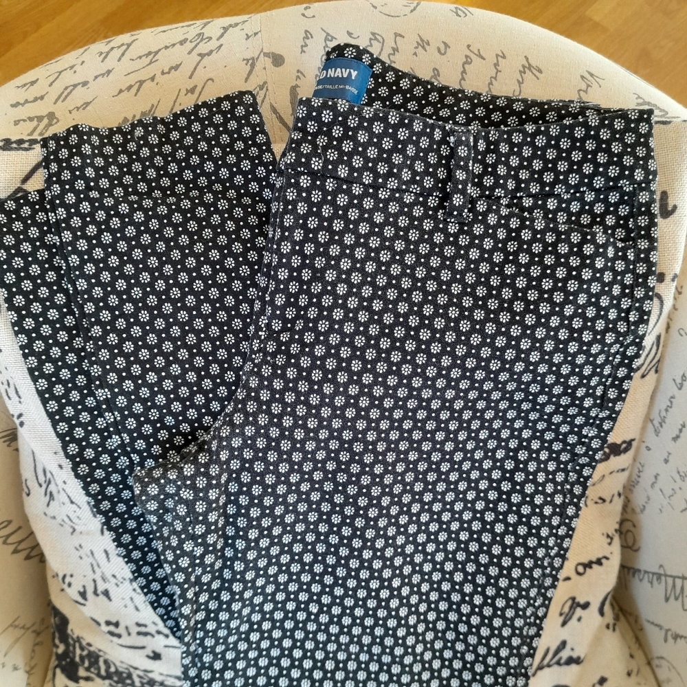 Old Navy Mid-Rise Pixie Pants B/W Ditsy Print size 6 *G-0311